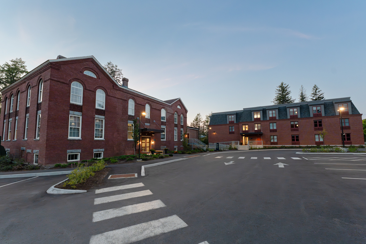 Hotel Ursa Parking Lot & Exterior