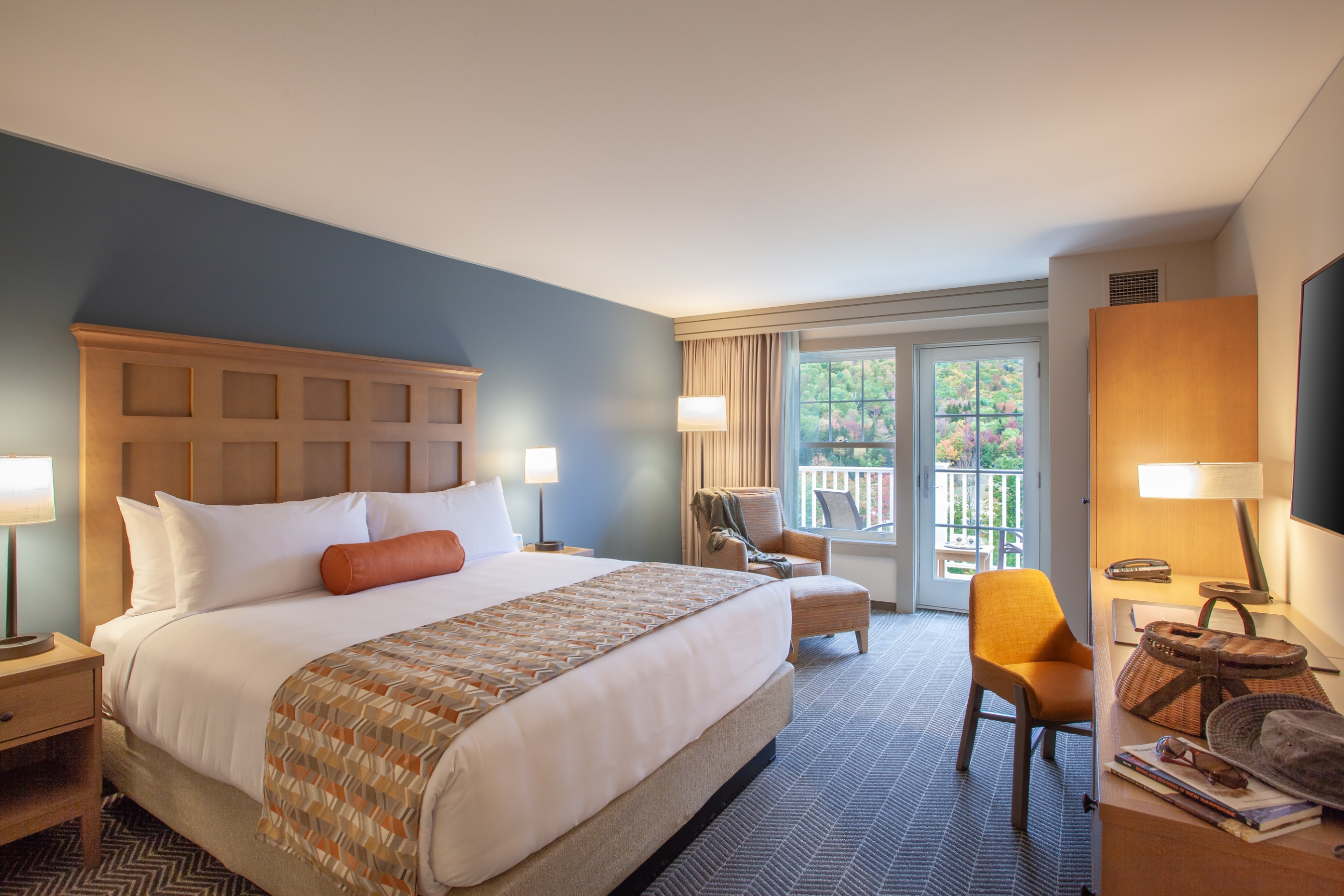 Mountain view king room with a balcony